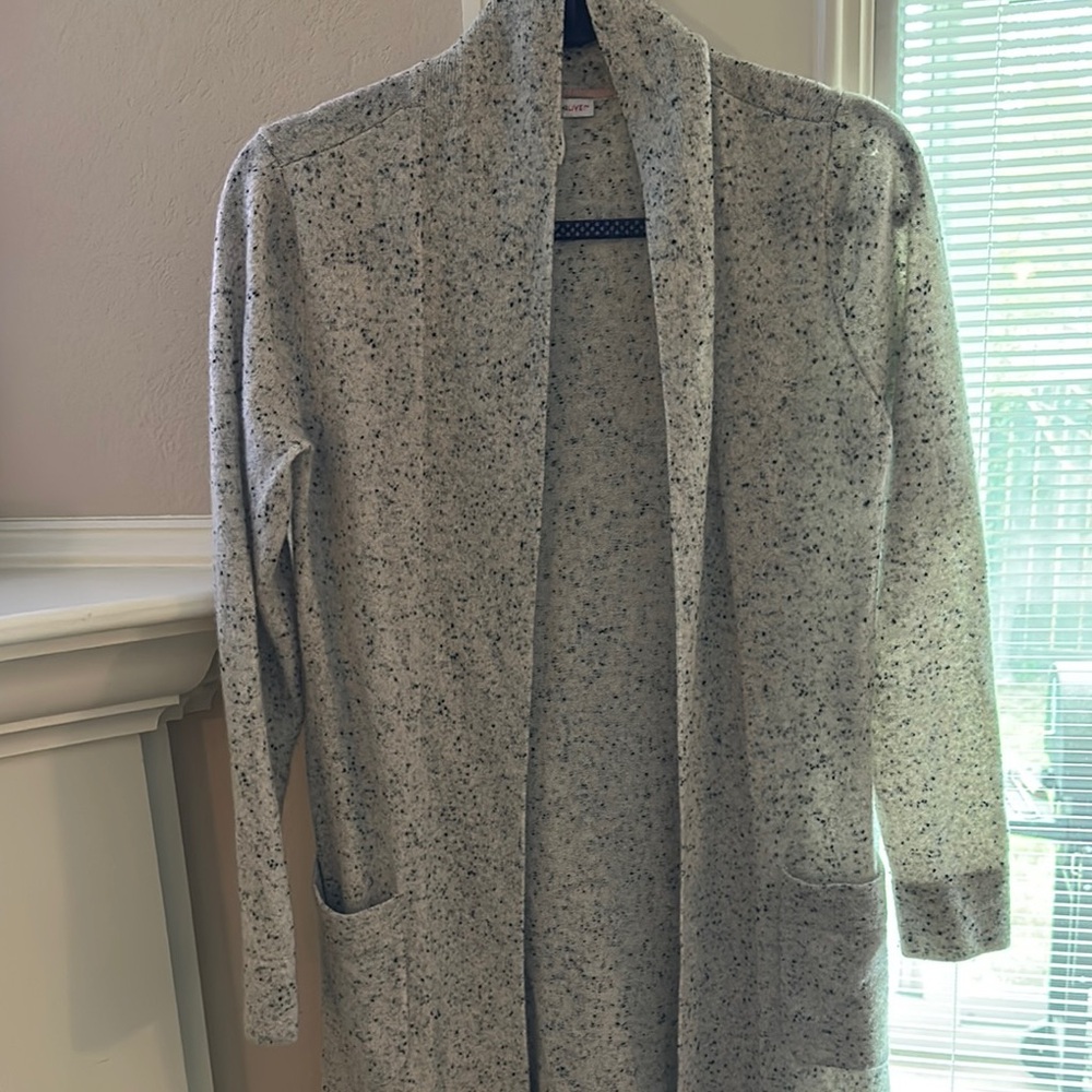 Isaac Mizrahi 100% cashmere knee length cardigan. Gray/Cream